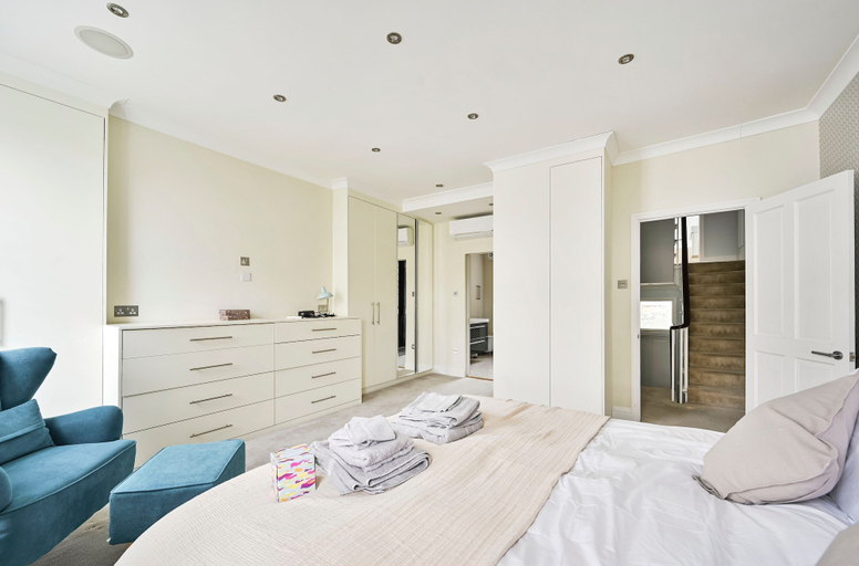 Room 2, 5 Beds House - 5 Mins to Victoria Station, London