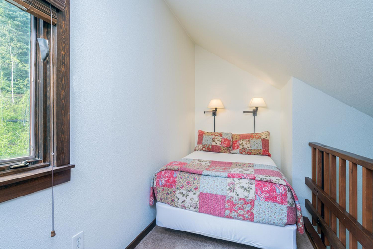 Bedroom 2, Manitou Lodge 7 by Alpine Lodging Telluride, San Miguel