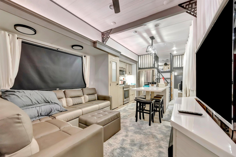 Living area 2, Ultimate Glamping & Fun Adventure Hub, Hernando
