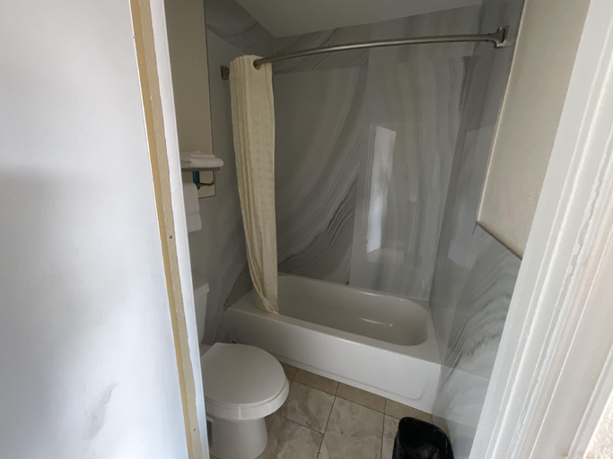 Bathroom 5, Executive Inn & Suites, Jefferson