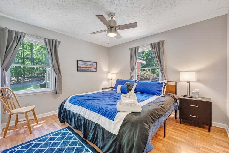 Room 5, Lakefront Tranquility - Lakefront Home With Views, Private hot Tub/dock, Deck, Free Wifi, Bedford