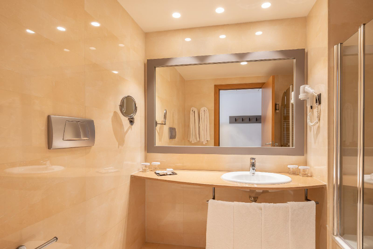 Bathroom 5, Golden Bahia de Tossa & Spa 4* Sup., Girona