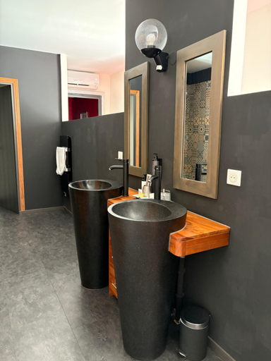 Bathroom 4, Salon Boyer, Marne
