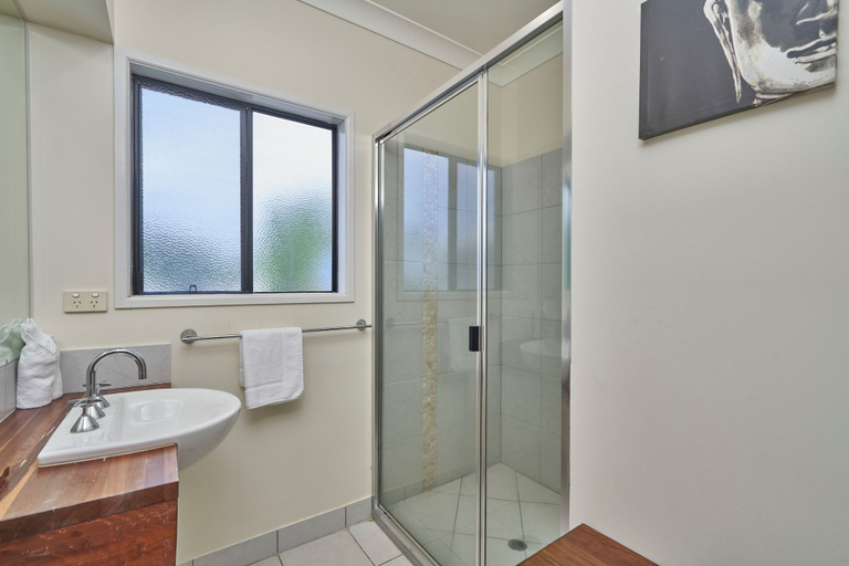 Bathroom 3, Beachcomber Holiday House, Cairns