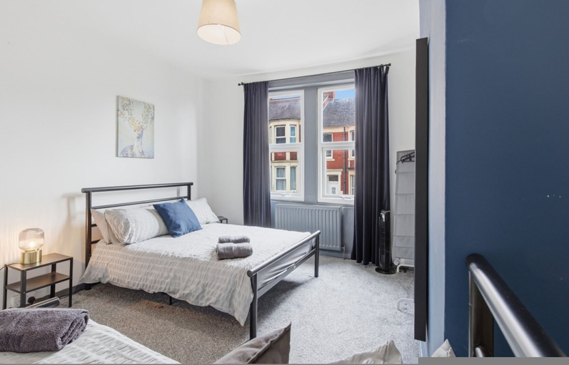Room 5, Stylish 3BR Gateshead Home Free Parking Sleeps 6, Gateshead