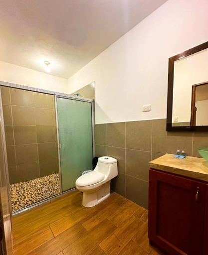 Bathroom, Hotel Tunco Lodge, Tamanique