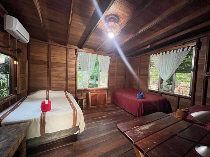 Room 3, Mon Ami, Flores
