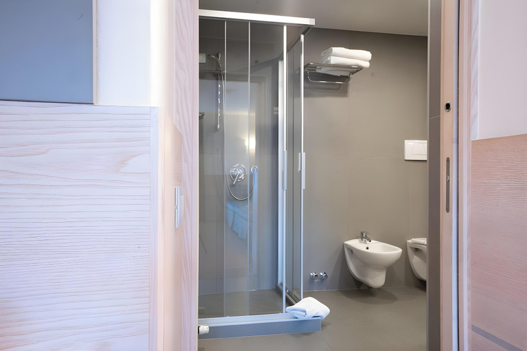 Bathroom 4, Caravel Bike Hotel, Trento