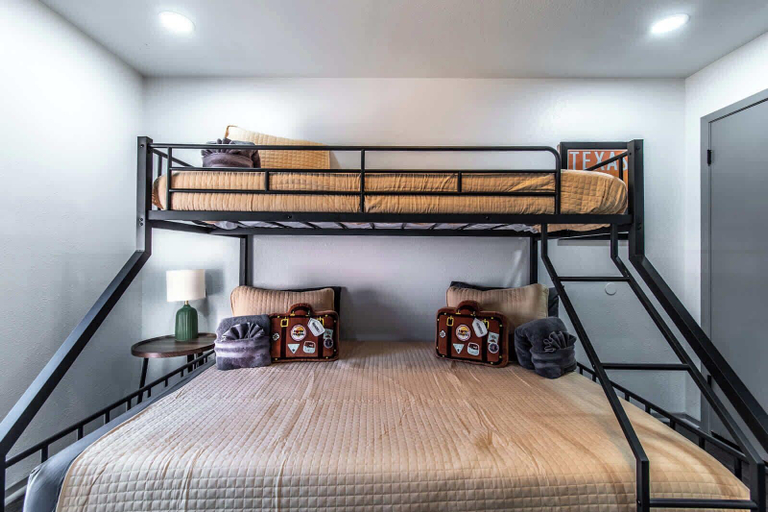 Room 4, Ocean Dr Sleeps 19 With Hot Tub & Game Room, Nueces