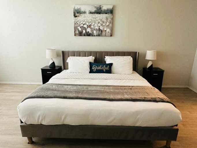 Bedroom 2, Autin - Family & Groups - Modern Lux, Williamson