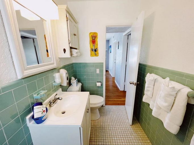 Bathroom 4, Great Escape By Lowkl, Broward