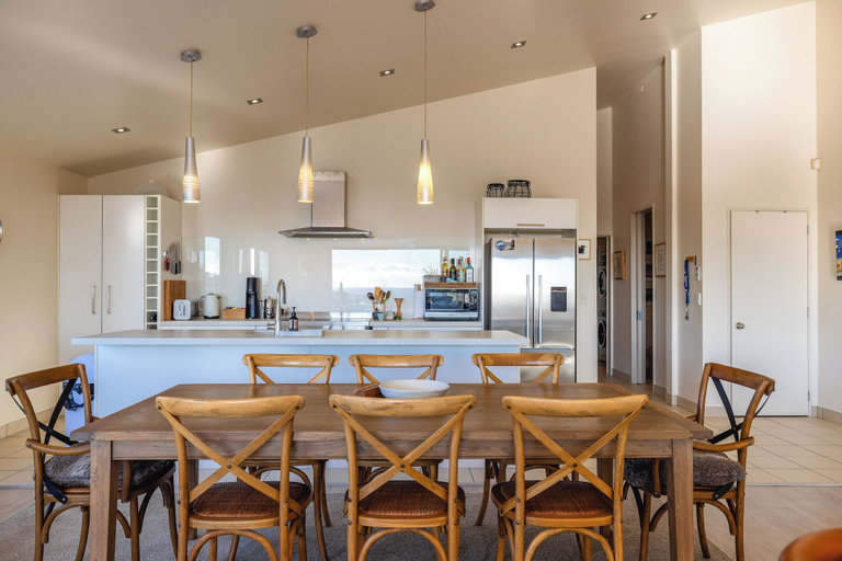 Dining, Miro Ridge in Palm Beach, Auckland