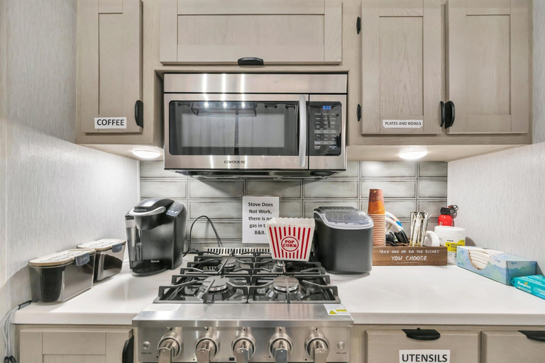 Private kitchen 5, Ultimate Glamping & Fun Adventure Hub, Hernando