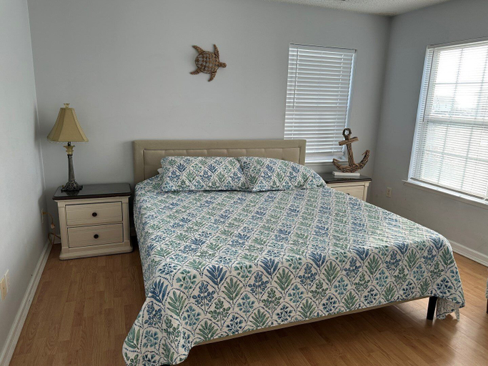 Room 5, Wells On 7th 4 Bedroom Home by RedAwning, Horry