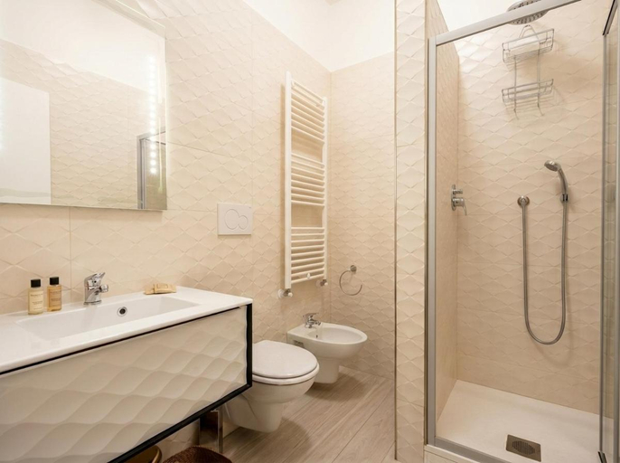 Bathroom 3, Altamarea, Bari