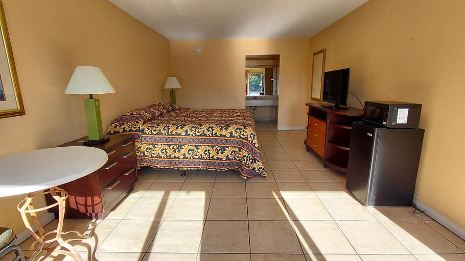 Room 2, Paramount Lakeside Inn & Suites, Polk