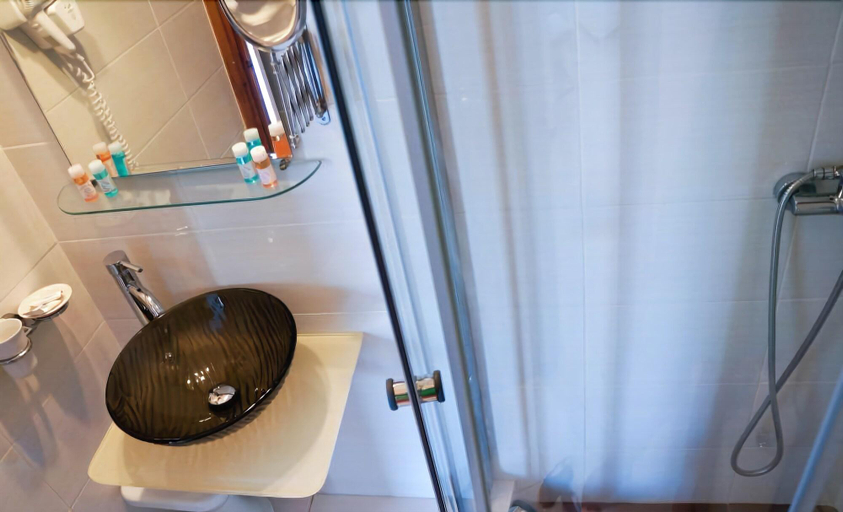 Bathroom 5, Captain's House, South Aegean