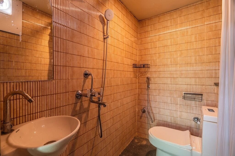 Bathroom 5, Madpackers Varanasi, Chandauli