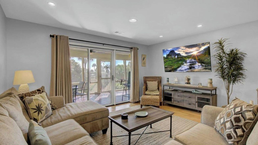Interior 5, 7C Mariners Walk by Avantstay Beautiful Porch, Easy Access to Pool + Beach, Charleston