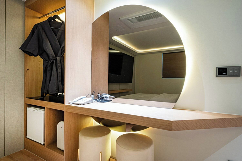 Room 2, Hotel Code Cheonho, Gandong