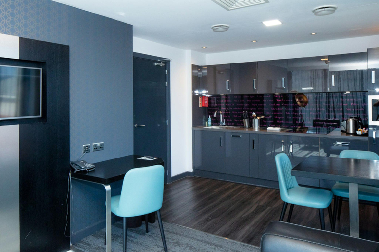 Food & Drinks 5, Roomzzz Nottingham City, Nottingham
