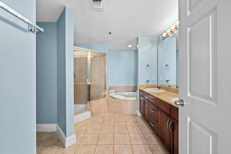 Bathroom 4, Laketown Wharf 910, Bay