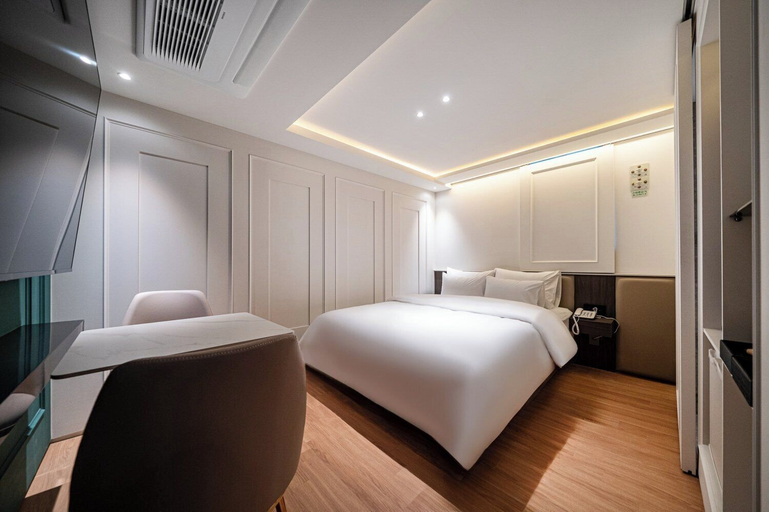 Room 4, Hotel Code Cheonho, Gandong