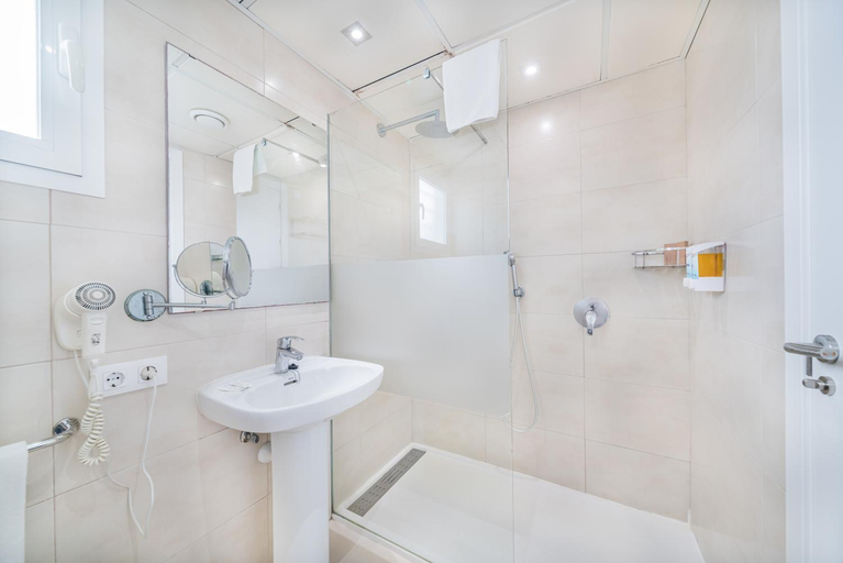 Bathroom 5, Aparthotel Flora, Baleares