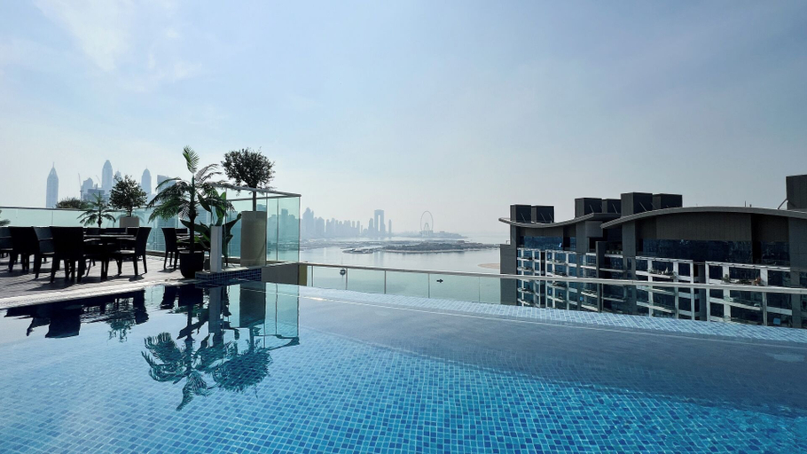 Pool 2, Elegant Palm Studio with Sea View & Pool, Dubai