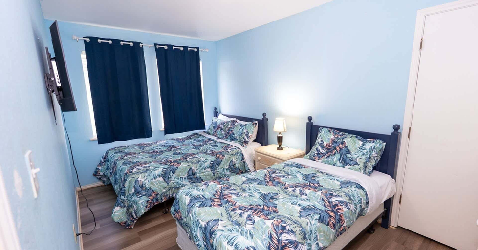 Room 3, Private Pool Bbq Steps To Beach 3 Bedroom Home, Cameron