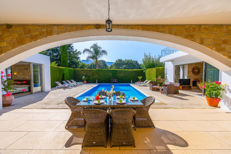 Others 2, Villa Zoey