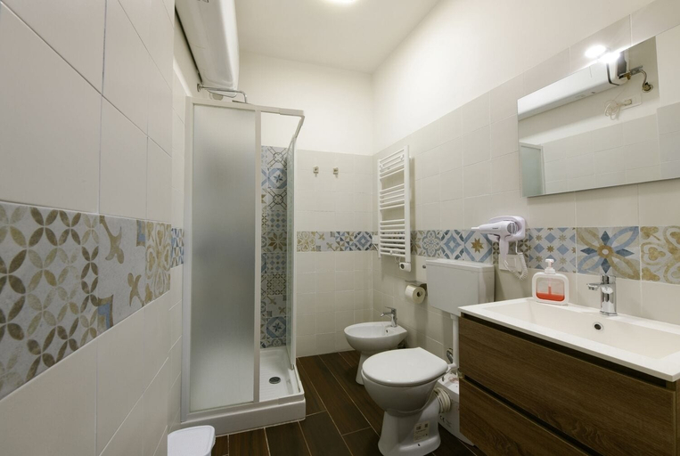 Bathroom 3, 100 Passi dal Porto, Rome
