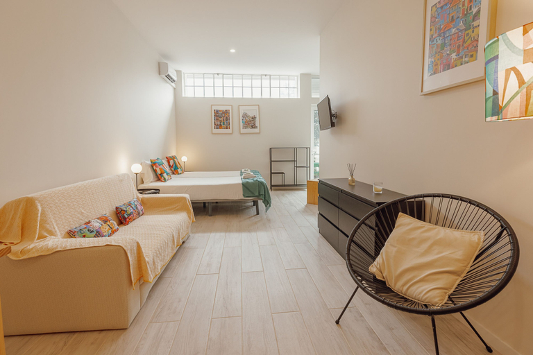 Room 3, Colorful Studio 3 Municipal Pool by Vacationy, Porto