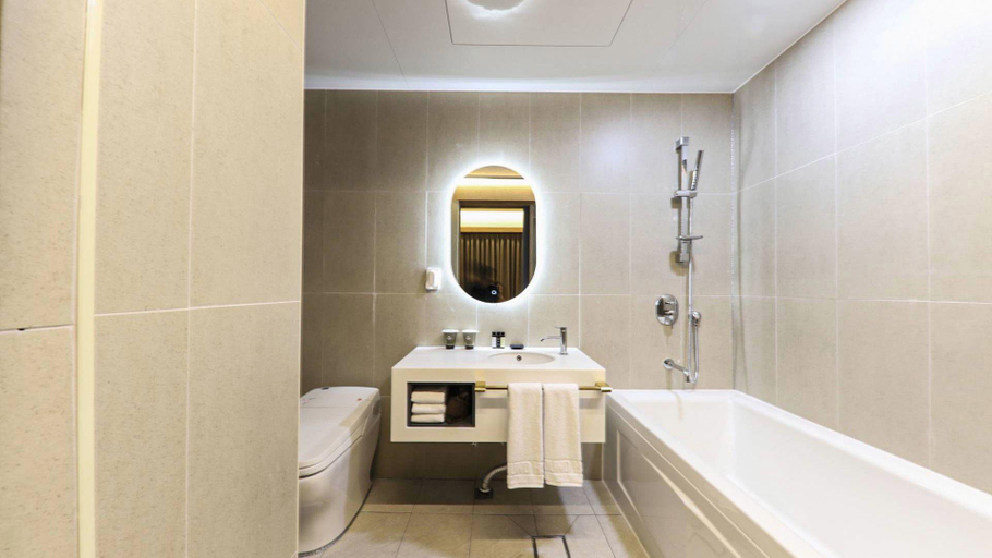 Bathroom 5, Yeonggwang Terminal Hound, Yeonggwang