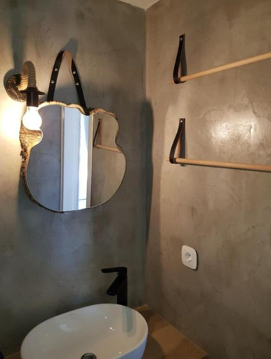 Bathroom, En kanalion, Thessaly