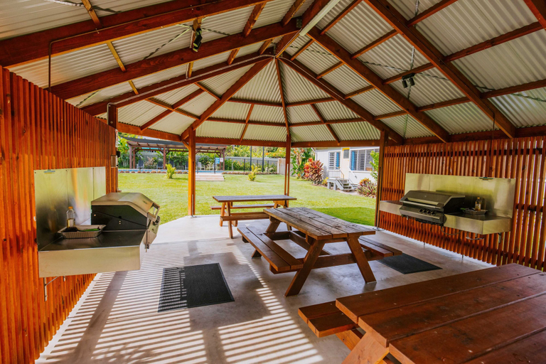Outdoor dining 3, Kooyong Aprtments, Magnetic Island