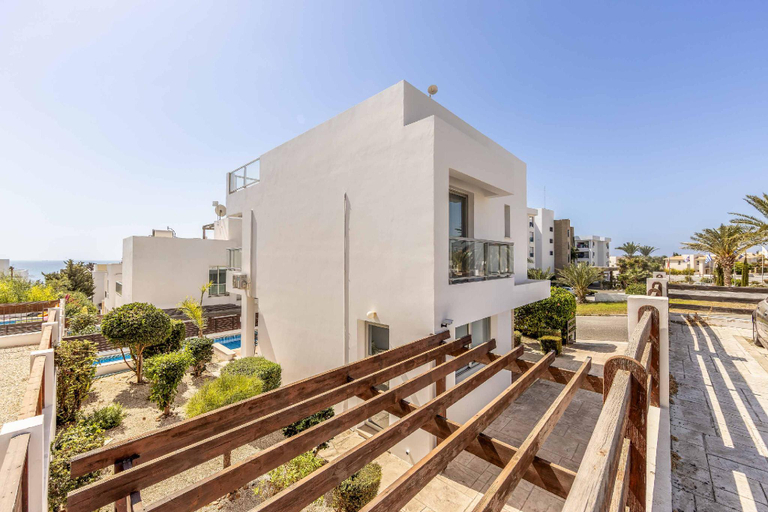 Others 4, Villa Nasia