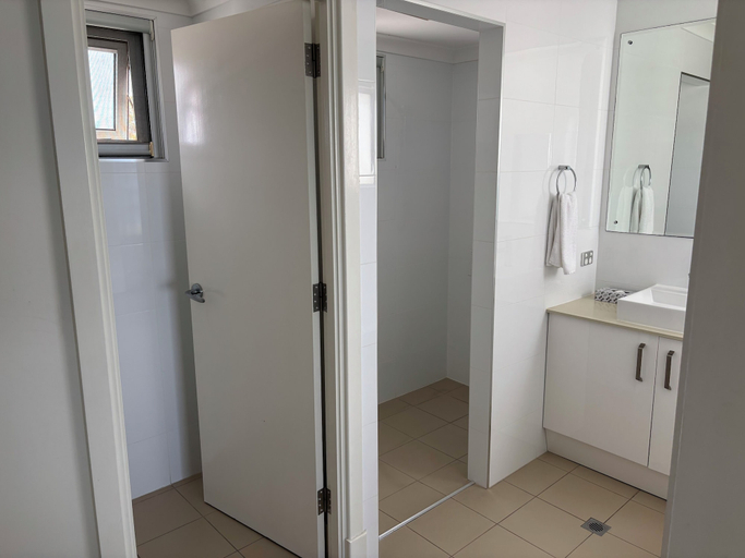 Bathroom 4, Bunbury Seaview Apartments, Bunbury