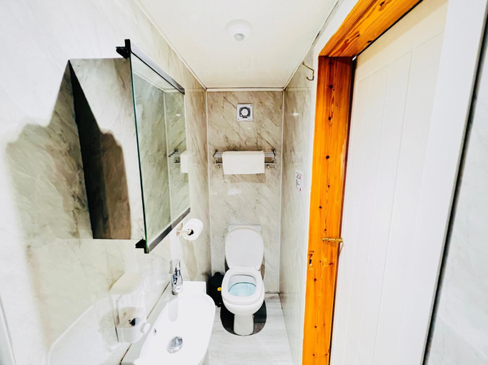 Bathroom 4, High Tide Hotel, Blackpool