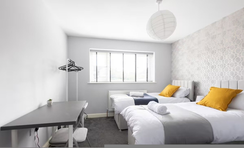 Room 5, Grand 5BR Retreat in Beeston Sleeps 12, Leeds