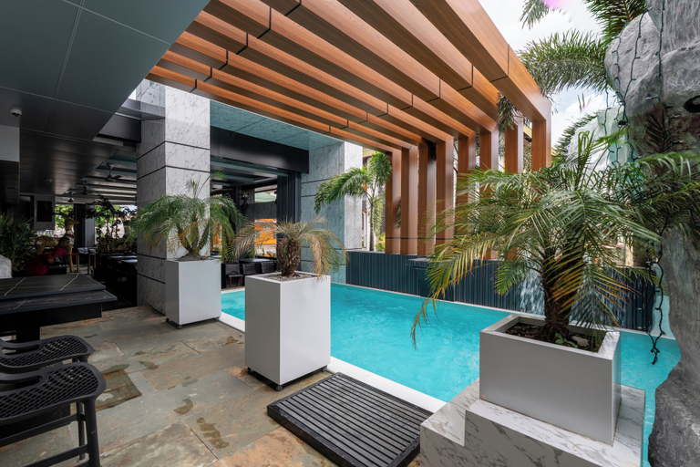Pool, Elegance hotel & Casino, Rainville