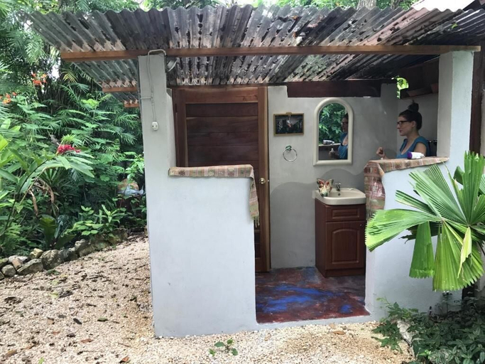 Property grounds 4, Mon Ami, Flores