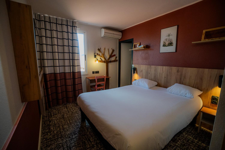 Bedroom 3, greet Hotel Castres-Saïx, Tarn