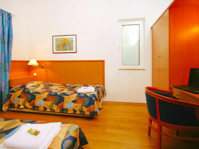 Room 3, Elegant Resort Stay for 4 in Jelsa, Jelsa