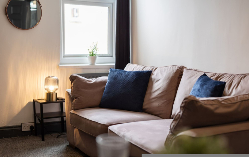 Room 2, Stylish 3BR Gateshead Home Free Parking Sleeps 6, Gateshead