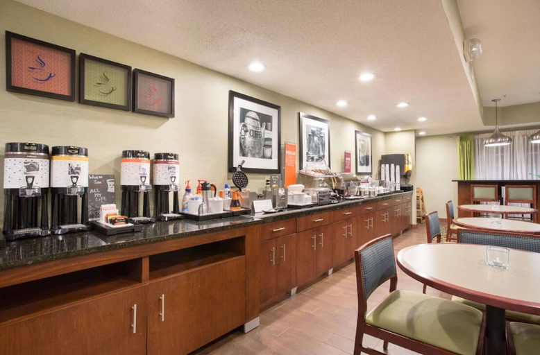 Breakfast area, FairBridge Inn & Suites Thornton, Adams