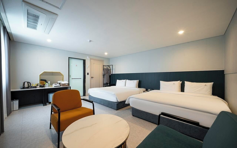 Room 2, Hotel Cherry Blossom, Jinhae