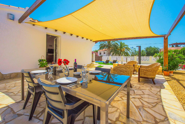 Food & Drinks, Villa Neus - PlusHolidays, Alicante