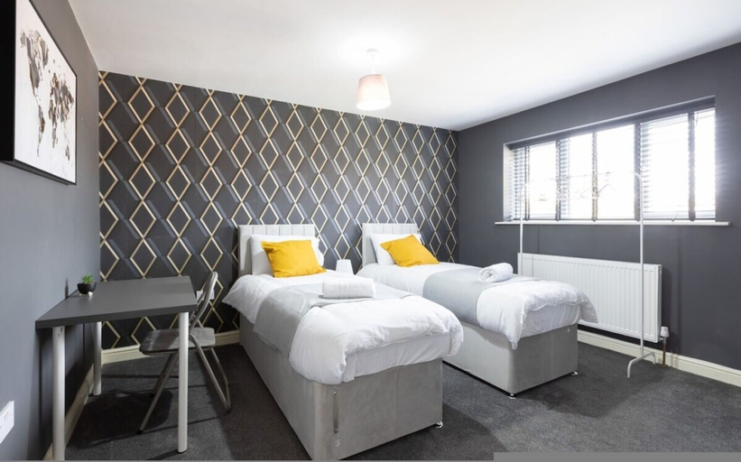 Room 4, Grand 5BR Retreat in Beeston Sleeps 12, Leeds