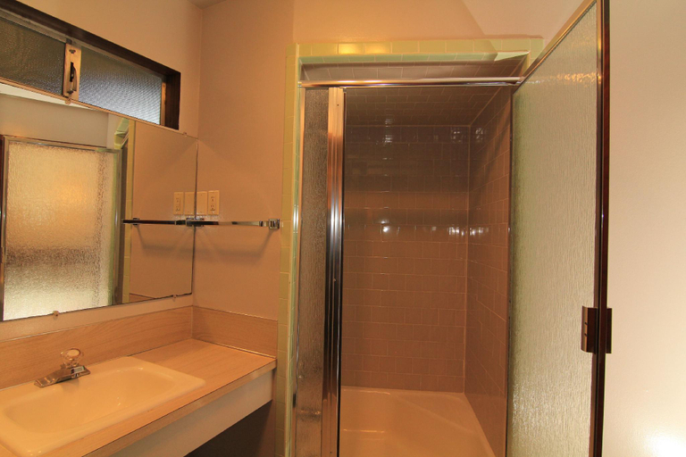 Bathroom 4, Curly Redwood Lodge, Del Norte